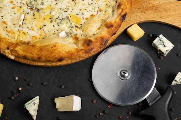 Pizza com queijo em um fundo preto khachapuri