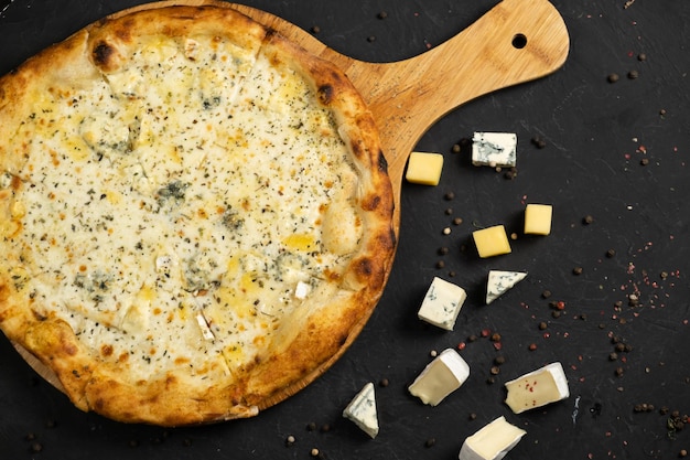 Pizza com queijo em um fundo preto Khachapuri