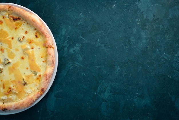 Pizza com queijo Prato tradicional italiano No fundo antigo Vista superior Espaço livre para o seu texto