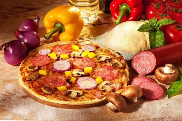 Pizza com salame, cogumelos, pimentão e cebola