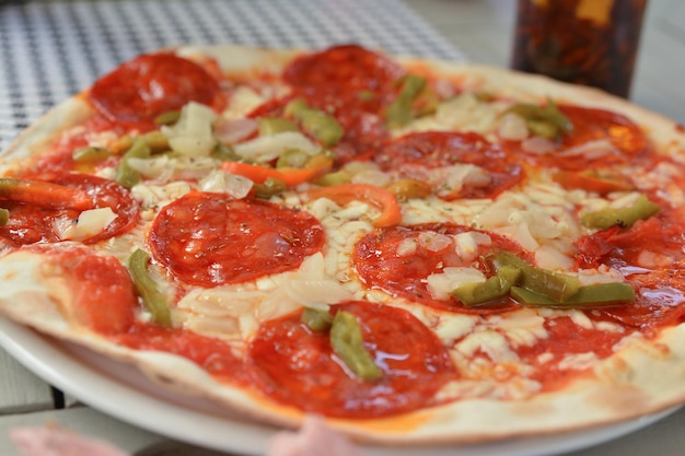 Pizza com salame de chouriço Salsichas afiadas