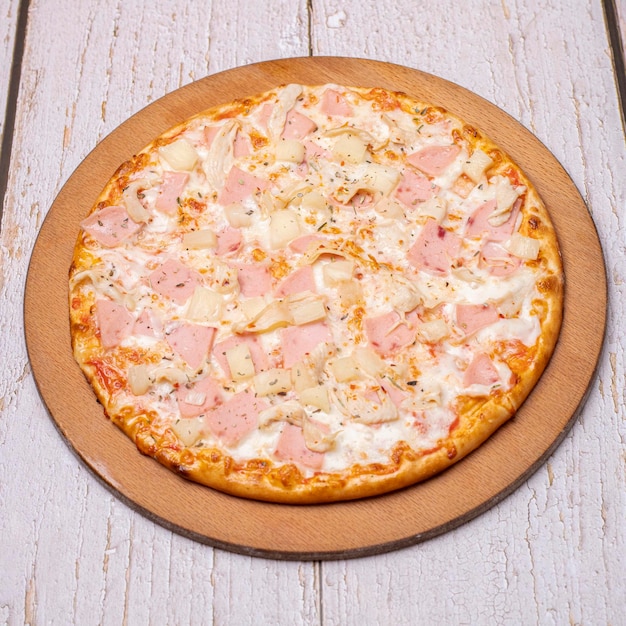 Foto pizza com salame e queijo
