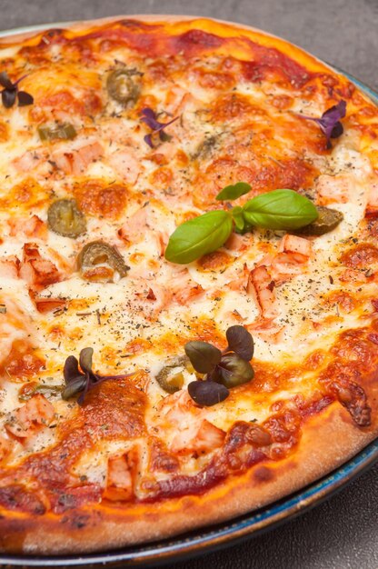 Pizza com salmão e jalapeno com queijo mussarela closeup