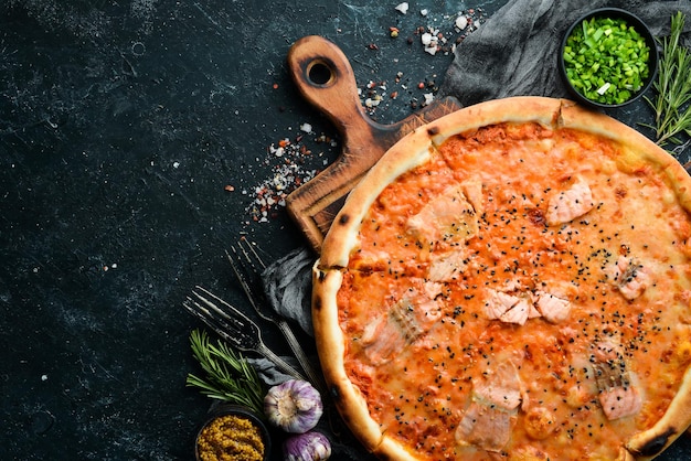 Pizza com salmão e molho de tomate Cozinha italiana Entrega de comida Vista superior