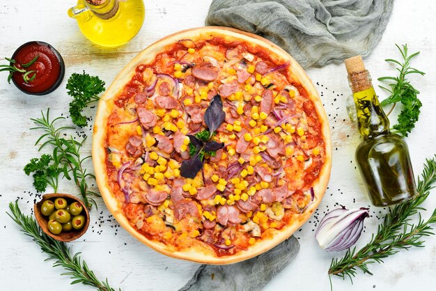 Pizza com salsicha e milho Vista superior espaço livre para o seu texto Estilo rústico