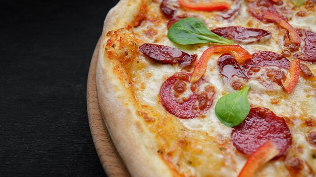 Pizza com salsicha e pimentão closeup studio light