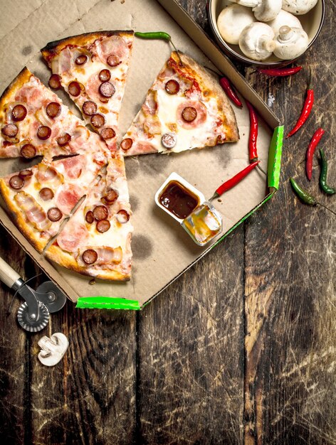 Pizza com salsichas de carne picante e queijo.