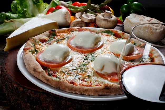 Pizza com taça de vinho tinto