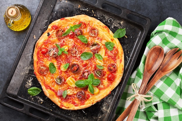 Pizza com tomate mussarela e manjericão