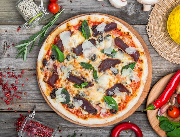 Pizza com tomate, queijo mussarela, azeitonas pretas e manjericão