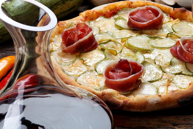 Pizza con copa de vino tinto