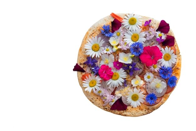 Pizza creativa cubierta con flores de coloresPieza de pizza creativa