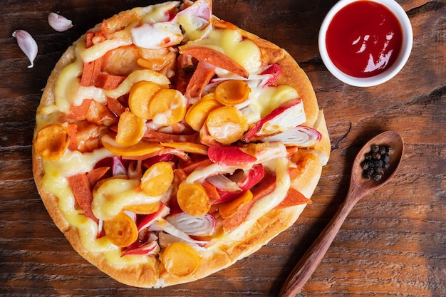 Pizza crocante na tábua de madeira para pizza