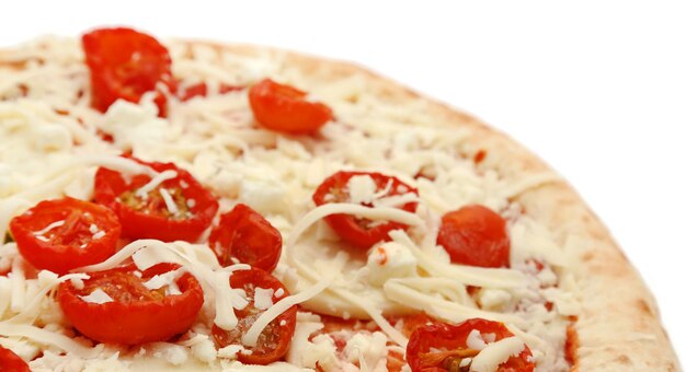Pizza crua isolada sobre fundo branco