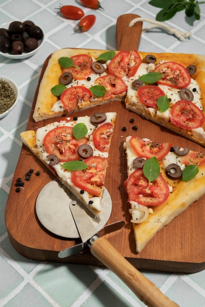 Pizza cuadrada de alto ángulo con tomates