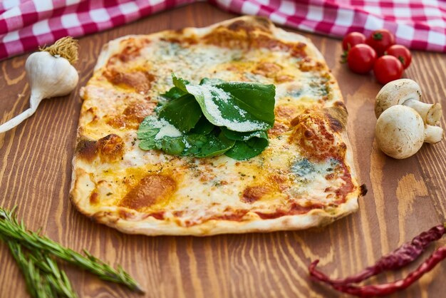 Pizza cuadrada con verduras de colores