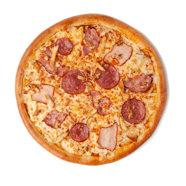 Pizza de cuatro carnes. La composición incluye cuatro tipos de carne: carbonade, pollo, cervelat, tocino. Queso mozzarella y salsa de tomate. Vista desde arriba. Fondo blanco. Aislado.