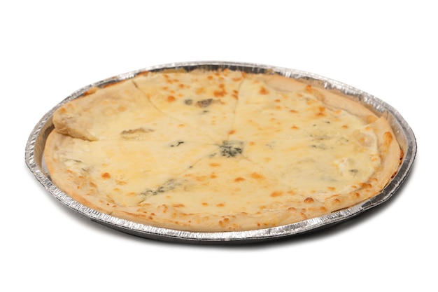 Pizza de cuatro quesos aislado sobre fondo blanco.