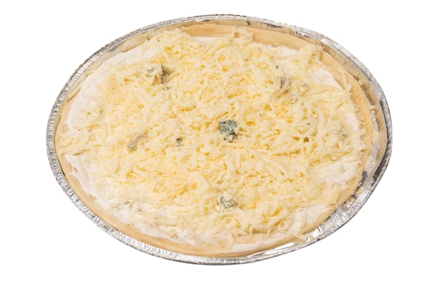 Pizza de cuatro quesos crudos aislado sobre fondo blanco.