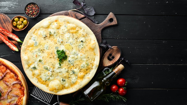 Pizza de cuatro quesos Queso azul mozzarella brie Vista superior espacio libre para su texto Estilo rústico