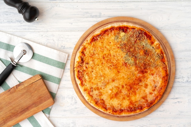 Pizza con cuatro quesos servidos sobre fondo de madera