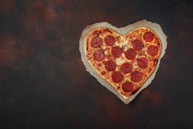 Pizza dada forma coração com mussarela e salsicha.