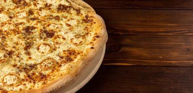 Pizza de ângulo alto com queijo e copiagem