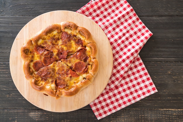 Pizza de calabresa caseira na placa de madeira