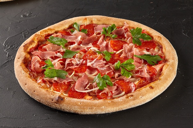 Pizza de carne com bacon salame e presunto