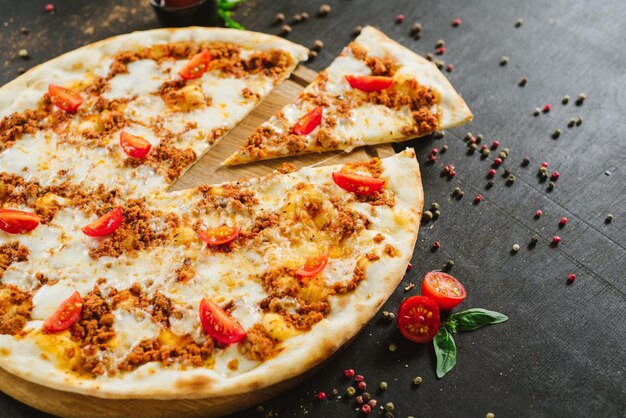 Pizza de chesse com diferentes tipos de chesse em preto