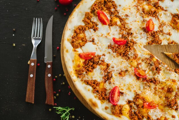 Pizza de chesse com diferentes tipos de chesse em preto