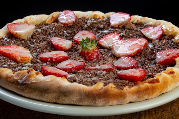 Pizza de chocolate com morango, tradicional da culinária brasileira.