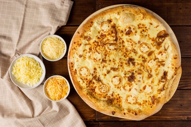 Foto pizza de cima com mistura de queijo