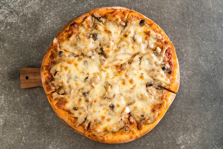Foto pizza de cogumelos com molho de missô