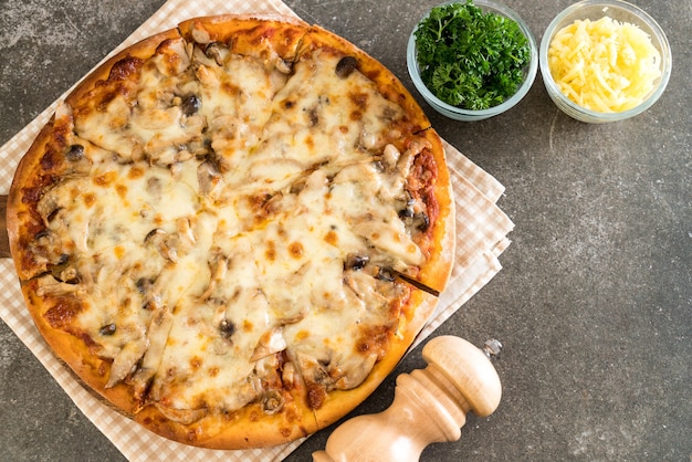 Pizza de cogumelos com molho miso