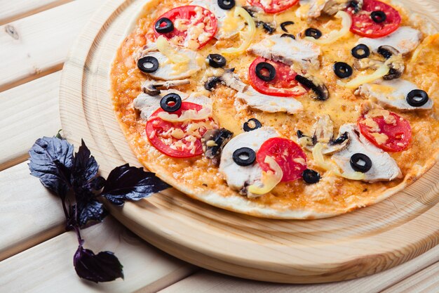 Pizza de cogumelos na mesa de madeira