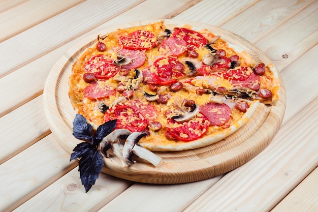 Pizza de cogumelos na mesa de madeira