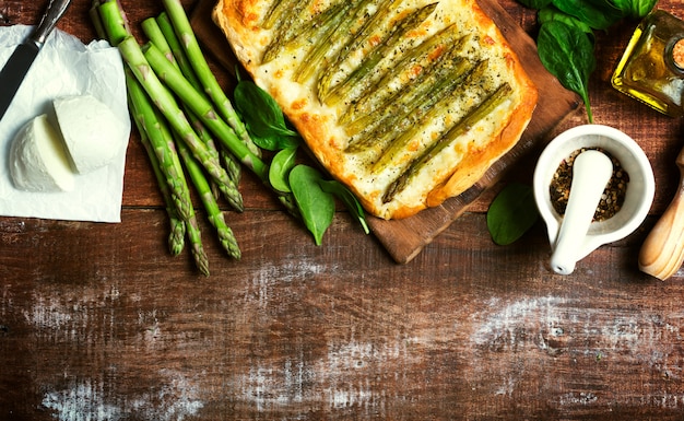 Pizza de espargos verdes com ervas e fundo de mussarela