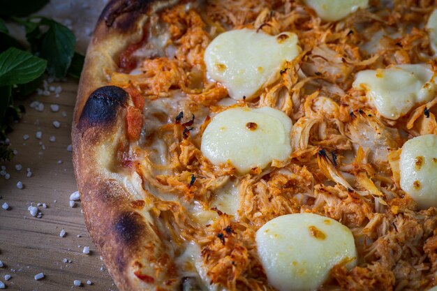 Pizza de frango e cream cheese em cima da mesa