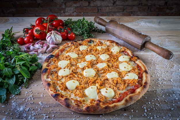 Pizza de frango e cream cheese em cima da mesa