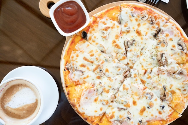 Pizza de frango italiano com queijo mozarella na mesa de vidro no café de rua