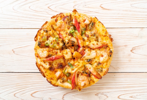 Pizza de frutos do mar (camarão, polvo, mexilhão e caranguejo) em bandeja de madeira