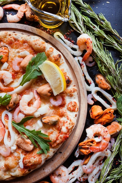 Foto pizza de frutos do mar. deliciosa refeição italiana. conceito de jantar rápido e saboroso