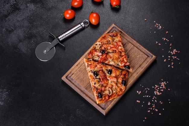 Pizza de legumes caseira com adição de tomates, azeitonas e ervas