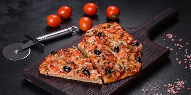 Pizza de legumes caseira com adição de tomates, azeitonas e ervas