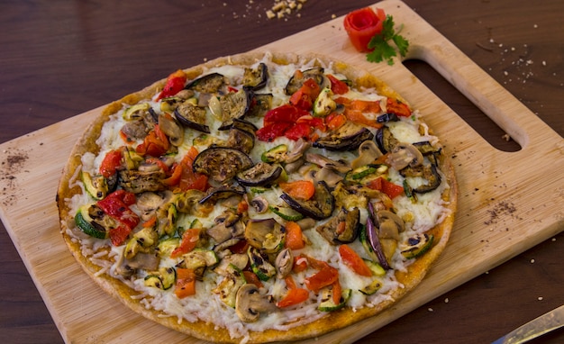 Pizza de legumes e cogumelos integrais veganos saudáveis