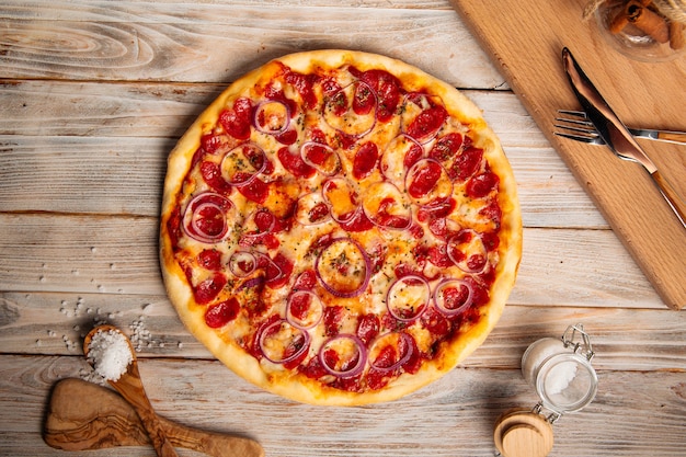 Pizza de linguiça Hunter na mesa rústica de madeira