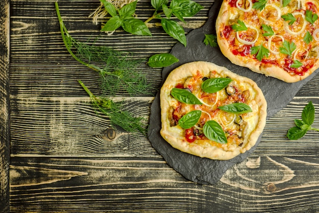 Pizza de Margarita com cogumelos e ketchup de presunto