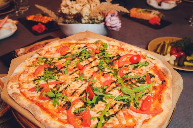 Pizza de massa fina coberta com folhas frescas de manjericão Fatias de pizza Comida caseira Pizza vegetariana italiana Conceito para uma refeição saborosa e saudável Fundo de madeira rústica