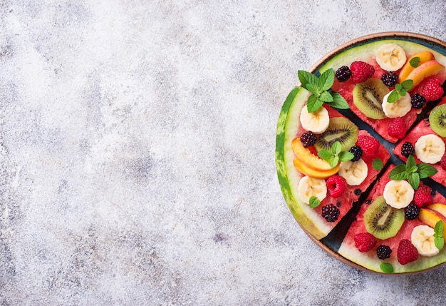 Pizza de melancia com frutas e bagas